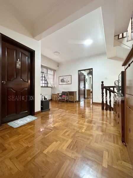 ★ 3 Storey Corner-Terrace ★ Create your dream home to fit your lifestyle perfectly! ★, S$ 6,780,000 (可协商价格), 4,200 sqft, 有地 - Corner Terrace