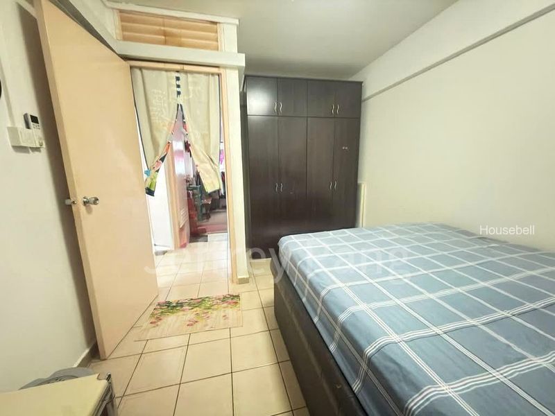 4-Room HDB for Room Rent: 311 Yishun Ring Road, S$ 800 /mo, 120 sqft, HDB - 4 A